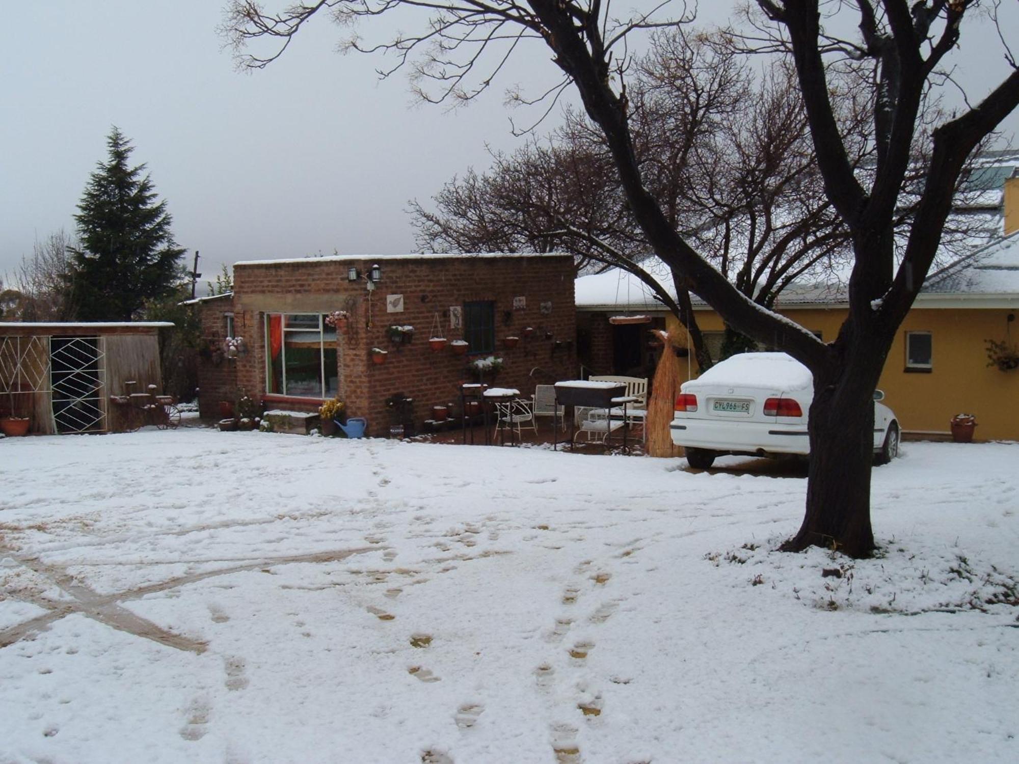 Karma Backpackers Hostel Kestell Exterior photo